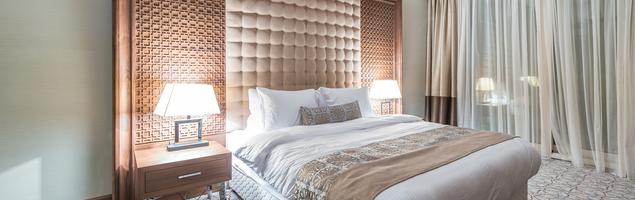 Klasyczna aranżacja sypialni w stylu glamour – pomysł na stylowe wnętrze